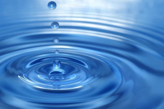 A ÁGUA A água, esse precioso líquido, tem propriedades extraordinárias.