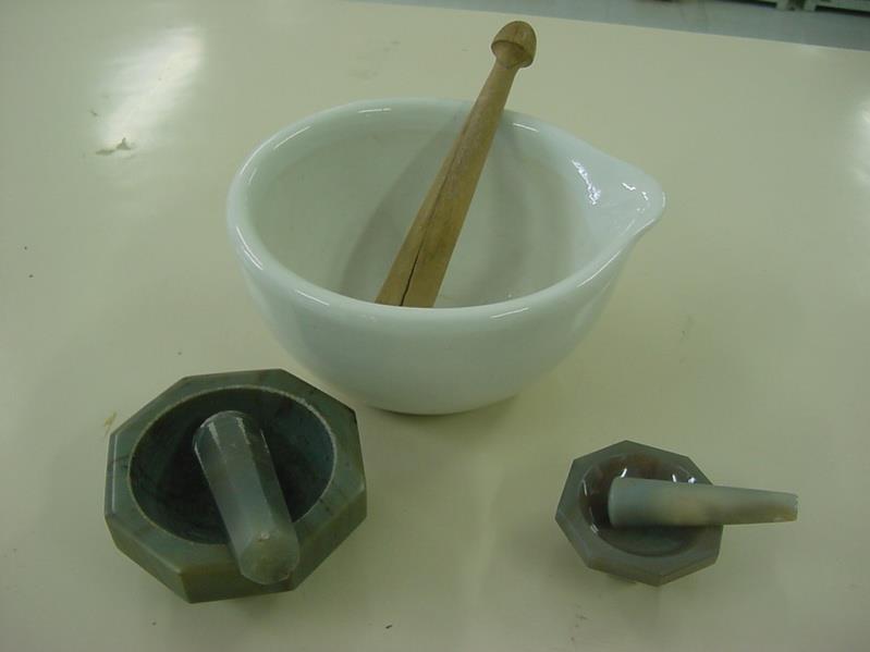 Tratamentos preliminares - Moagem 2) PULVERIZAÇÃO (Pode ser usada após a britagem) A amostra será colocada na granulometria desejada porcelana Manualmente, por