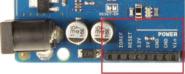 IOREF fornece uma tensão de referência para que os shield, deste modo aqueles que funcionam com placas Arduino alimentadas com 3,3V podem ser adaptados para serem utilizados em placas alimentadas com