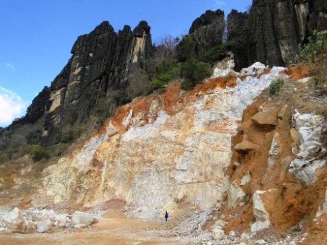 Figura 2: Identificação dos lapiés no fundo da imagem e exploração de dolomita no detalhe, no município de Barreiras /CE.