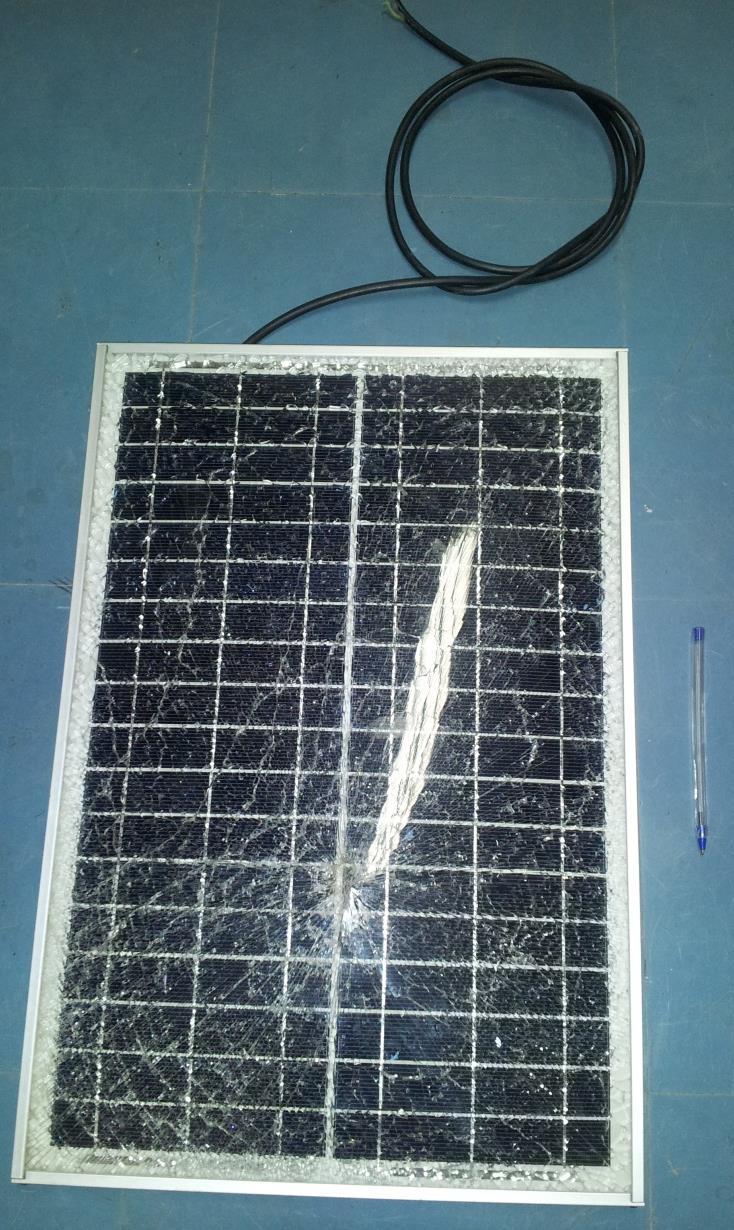 25 4.1 Informações Básicas dos Módulos O primeiro módulo fotovoltaico coletado possuia as seguintes dimensões: 520 mm de comprimento, 352 mm de largura e 22 mm de espessura.