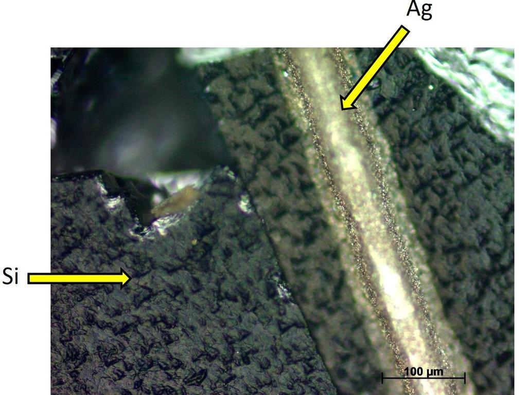 44 Figura 27: Magnificação de 200x de uma amostra de célula fotovoltaica proveniente do módulo A. A Figura 26 revela que a prata é depositada sobre o semicondutor no formato de um filete.