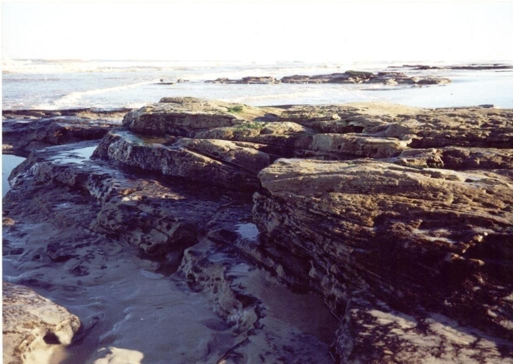 O indício mais marcante da erosão costeira no litoral central do RS foi a queda do antigo farol durante uma