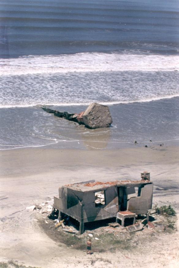 Introdução Figura 7 - Afloramento de arenito de praia nas proximidades do Farol da Conceição.