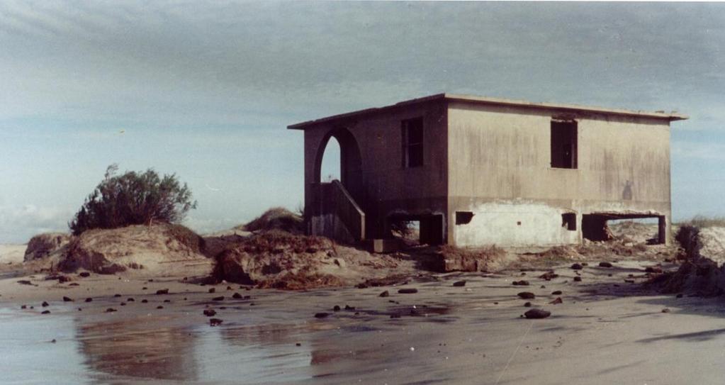 Foto de Pedro Pereira. Figura 9 - Casa do faroleiro antes do colapso. Foto de Lauro Calliari. Dean et al.