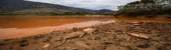 Ao escorrer pelo rio Doce em 05 de novembro de 2015, a partir de uma altitude de 900 metros em