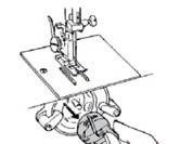 Levante a sapata do pé calcador e gire o volante em sua direção deixando a agulha em sua