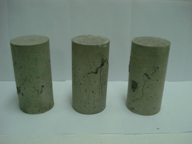 Tensão (MPa) Figura 4.65 Modos de ruptura dos concretos C80 na compressão axial: colunar ou cisalhante e diagonal.