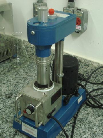 Com o rotor previamente ligado, o experimento foi realizado com leituras realizadas no deflectômetro a cada 20 segundos, em velocidades de 300rpm, 200rpm, 100rpm, 6rpm, 600rpm e 3rpm, na devida ordem.