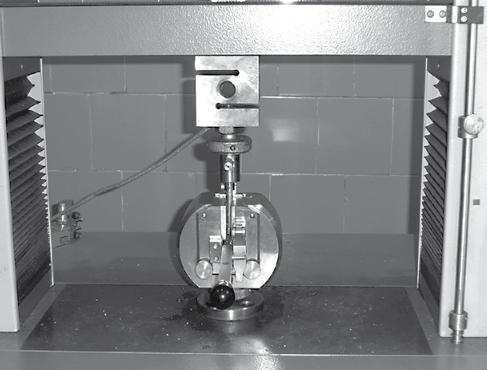 2008; 37(1) Avaliação da resistência à tração de copings metálicos de Ni-Cr cimentados com cimento de fosfato de zinco 23 Figura 2. Máquina de ensaio de tração universal.