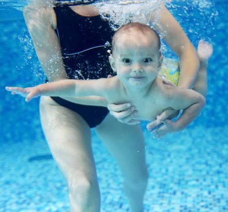 NATAÇÃO PARA BEBÉS Sábados - 11h30 Complexo das Piscinas Municipais de Ponte da Barca A prática da natação traz vários benefícios para os bebés, melhorando a sua coordenação motora, estimulando o seu
