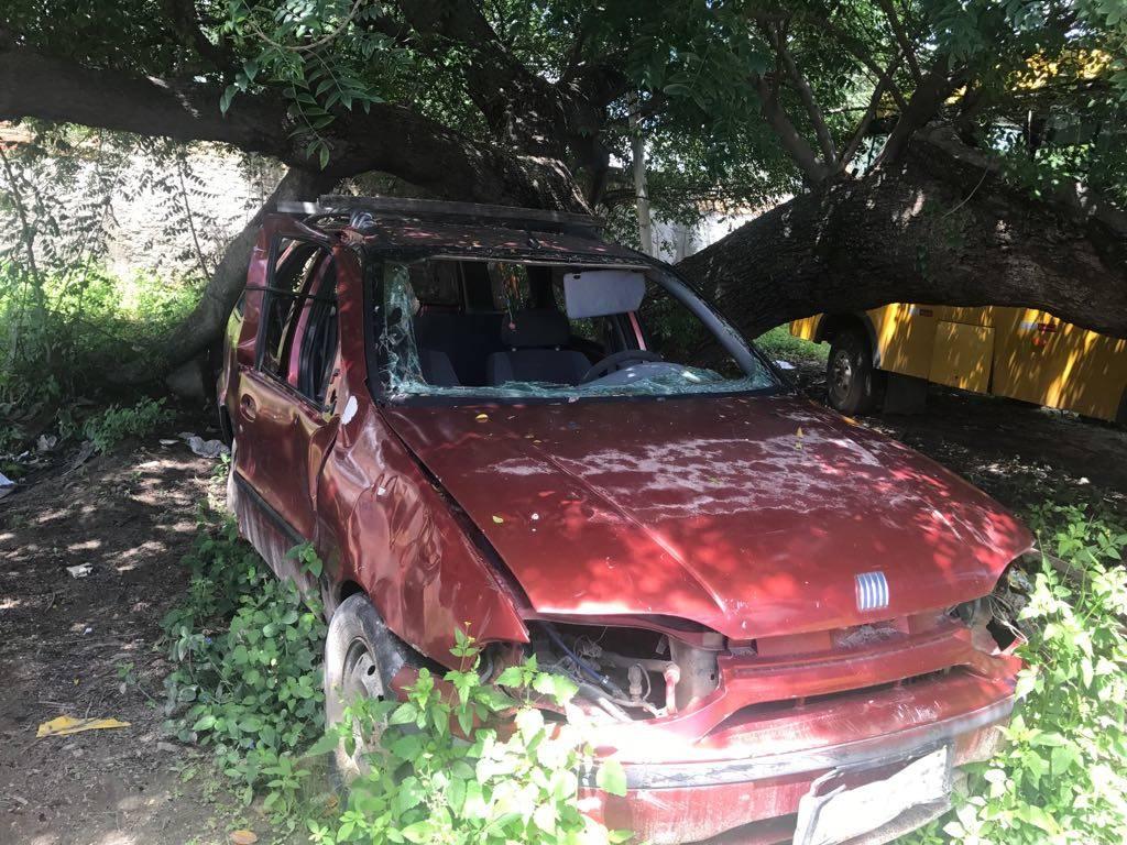 BATIDA,FAROIS QUEBRADOS,PARA BRISA TRASEIRO E DIANTEIRO QUEBRADO,CARRO BEM AVARIDO