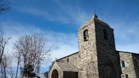 O esforço nosso e dos cavalos é grande, mas recompensado a cada passo pela vista do alto das montanhas e a chegada a vila de El Cebreiro. (Café, Almoço e Jantar). (Hotel).