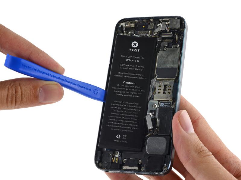 Passo 19 Use a ferramenta de abertura de plástico para liberar a bateria cuidadosamente para cima, somente pela borda exterior do telefone.