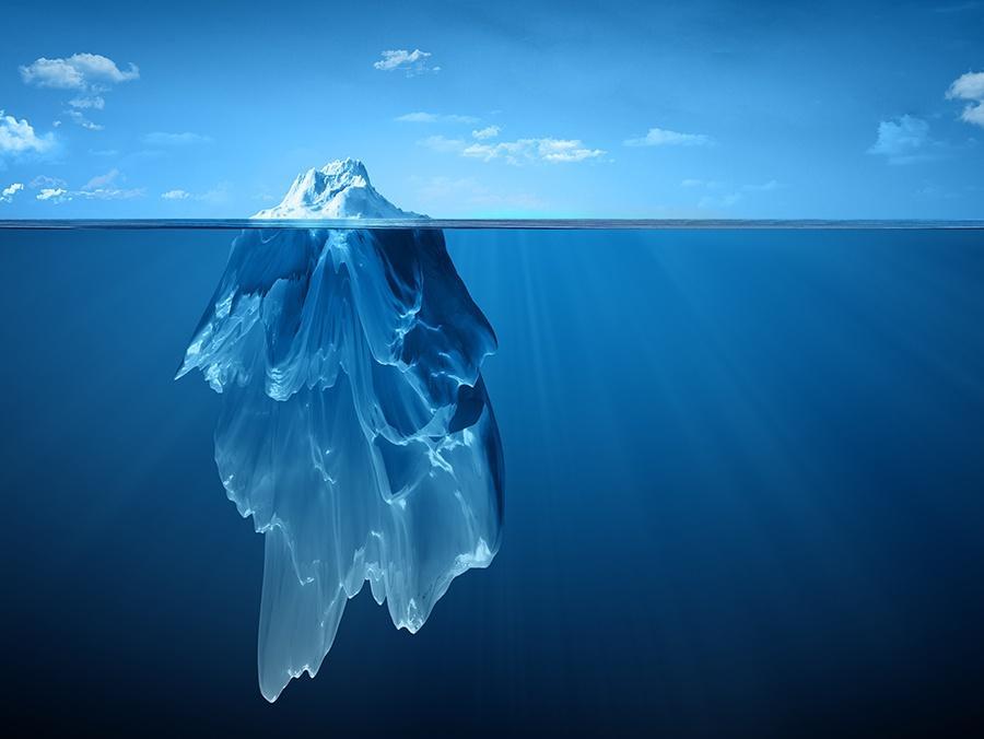 Fonte: Google Imagens Julgando-se a figura, percebe-se que grande parte do iceberg apresenta uma falta de visualização, ou seja, observando a imagem supra, podemos concluir que se estivéssemos acima