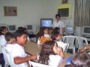 estimulando os alunos a exporem suas idéias, questionamentos e a buscarem informações sobre os conteúdos de botânica e de clonagem vegetal nos livros, na Internet e com os especialistas do tema.