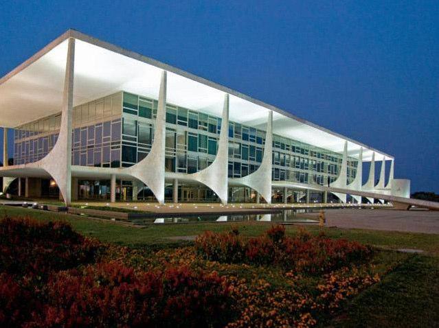 Edifícios públicos Brasília A arquitetura é porem, de muitas maneiras, prescritiva e determinista, ela nos condiciona