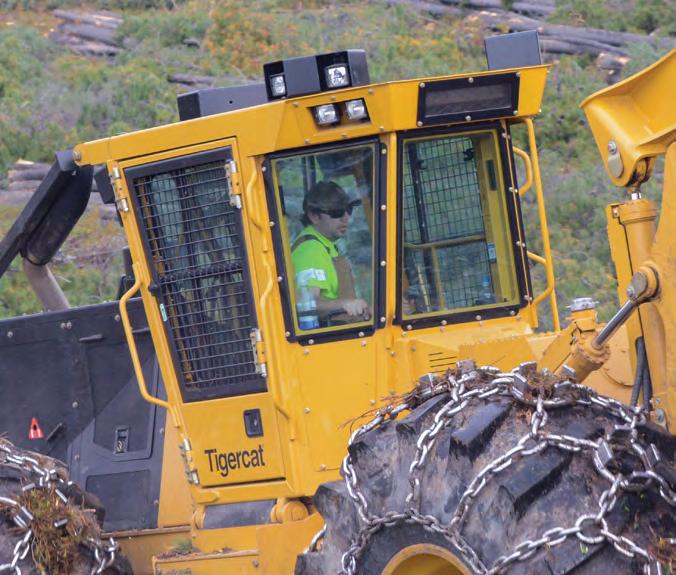 PARA O OPERADOR TURNAROUND, O ASSENTO ROTATIVO DE DUAS POSIÇÕES, É O EQUIPAMENTO PADRÃO DE TODA A LINHA DE PRODUÇÃO DE SKIDDERS.