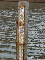 Figura 2.25 Régua limnimétrica - Barragem de Perenização Samambaia. CEMIG, 2003.