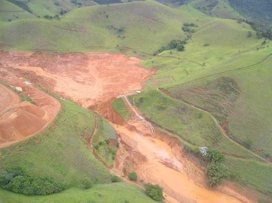 Figura 2.35 Ruptura da barragem da Fazenda São Francisco da Mineração Rio Pomba - MG. Menescal, 2007. Figura 2.