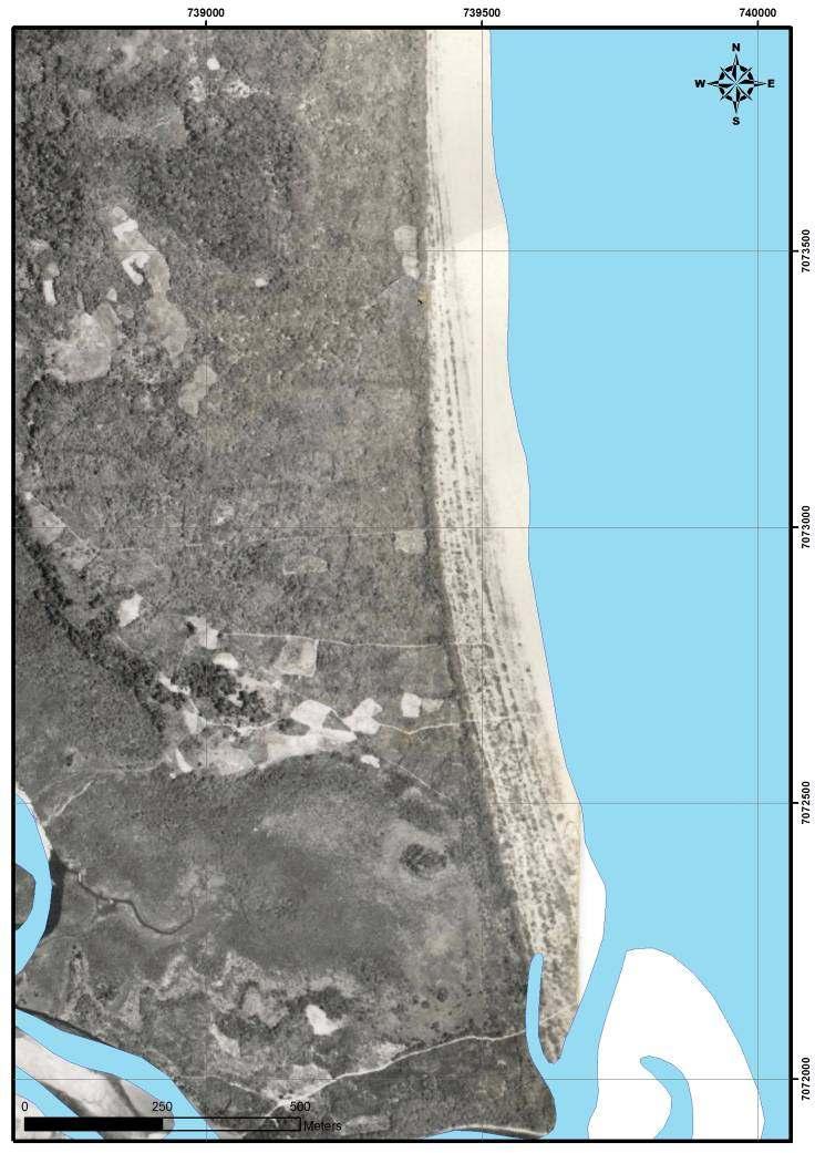 sucessão de alinhamentos de cristas e cavas paralelas à linha de costa. A morfologia ondulada com alinhamentos paralelos e subparelelos são retilíneas a curvilíneas e por vezes truncadas.