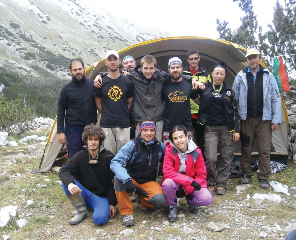 ПЛАНИНАРСКА САРАДЊА - СПЕЛЕОЛОГИЈА ЕСКПЕДИЦИЈА БАНСКИ СУХОДОЛ 2015 На п Пир у Бугској, тачје у цирку Бског суходо, који броји више од седамдесет регистрах јамских објеката, већ з годи зедом одржава