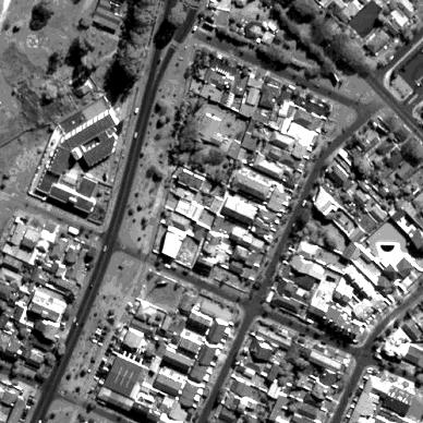 208 Botelho e Centeno automática visando à compreensão humana. O processo de classificação de imagens pode ser realizado por dois processos distintos: pixel a pixel ou por regiões.