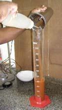 ENSAIO DE SEDIMENTAÇÃO Para as partículas mais finas (< 0,075 mm) silte e argila a análise é feita