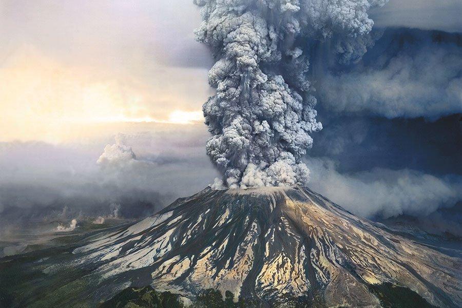 33 Figura 8: Vulcão Santa Helena, nos Estados Unidos, lançando sua coluna de cinzas até altitudes estratosféricas durante erupção largamente documentada. (extraído de https://volcanoes.usgs.