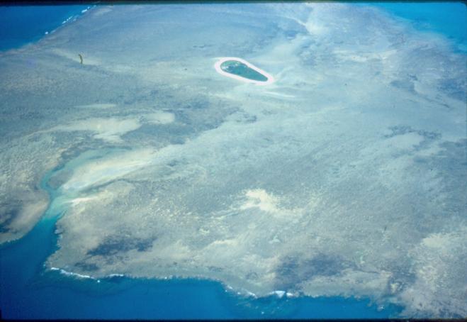 Figura 24. A- Parte sul do topo exposto do recife da Coroa Vermelha. Na parte central da fotografia está a ilhota onde foi realizada a sondagem para coleta do testemunho estudado.