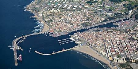 Porto de Leixões ν ν ν Localizado no norte de Portugal, em Leixões π 5 km de cais Movimenta mais de 14 milhões de toneladas de mercadorias por ano π 3000 navios por ano