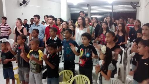 Pela manhã saímos pelas ruas distribuindo folhetos, cantando e fazendo pregações ao megafone.