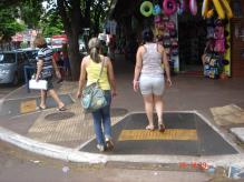 pedestres demarcadas no solo e sinalização exclusiva para