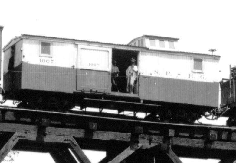 quebrado. A foto mostra, ainda, que o primeiro carro gaiola era da Central e o segundo era da Leopoldina. A diferença está na altura e na porta lateral.