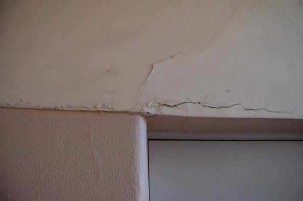 Fissura vertical na ligação teto parede junto ao vão da janela,