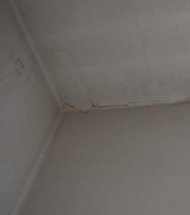 Fissuras em rendilhado, na ligação teto-parede