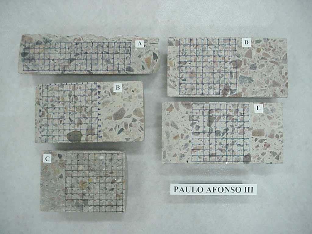 Capítulo 3 Estudo de casos 74 Figura 3.15 - Malha quadrada confeccionada na superfície polida do testemunho (FURNAS, 2001b).