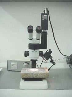 Capítulo 3 Estudo de casos 75 Figura 3.16 - Investigação da deterioração do concreto no microscópio estereoscópico (FURNAS, 2001b).