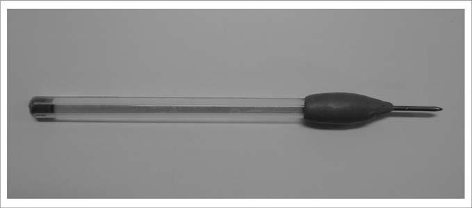 Procedimentos para confecção de monolitos de solos ponta de um tubo plástico de caneta vazio (sem carga). Sugere-se utilizar cola epóxi em abundância para tornar o instrumento resistente (figura 12).