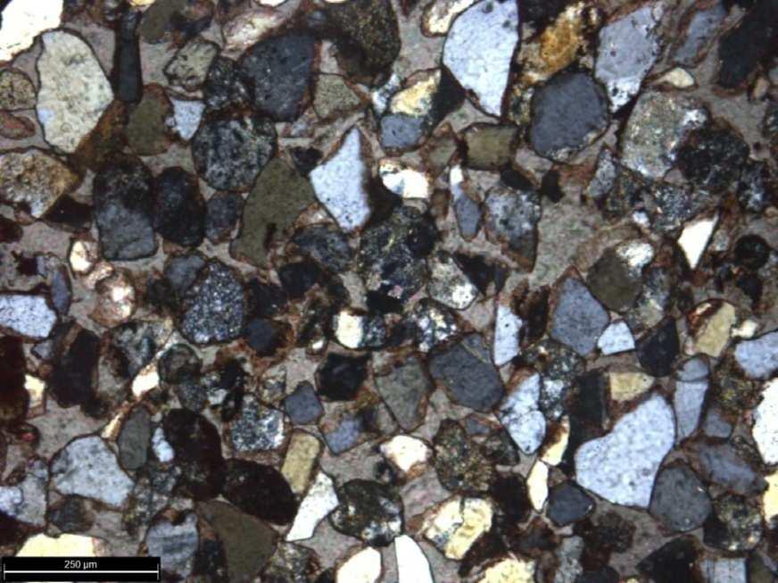 135 Ainda, observam-se fragmentos de rochas metamórficas, ígneas e sedimentares (cherts), com concentração em torno de 30%, visto pela posição da lâmina segundo apresentação na Figura 65.