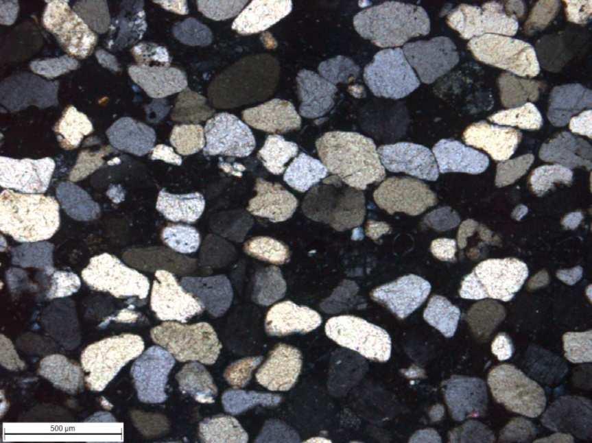 Os quartzos aparecem como os minerais predominantes devido a sua alta resistência mecânica e química. Sua concentração é em torno de 90%.