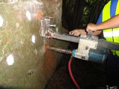 refrigeração e a rotação do equipamento, realizando avanço manual da perfuração.