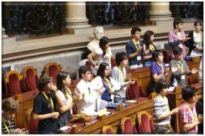 professores para o almoço, que iria decorrer no claustro, como no jantar do dia anterior. Mais uma vez fomos apresentados a uma variedade de comida apelativa.