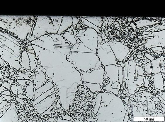 Micrografia da região do núcleo da barra de diâmetro 120 mm da liga UNS N06625. Micrografias obtidas em microscópio ótico com ataque metalográfico feito com reagente glicerégia.