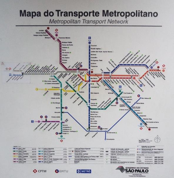 MAPAS Além das placas de comunicação visual, as estações possuem mapas com informações da rede de transporte público, instalados geralmente nos pórticos, que têm como função orientar os passageiros