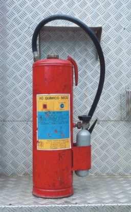 extintor há um cilindro de gás comprimido acoplado.
