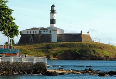 Suas águas, mornas e receptivas ficam quase que totalmente protegidas por várias e belas ilhas, como a de Itaparica, Ilha de Maré e Ilha dos Frades.