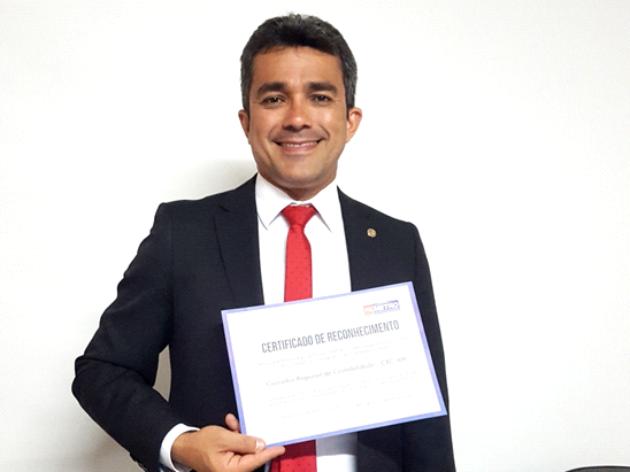 A Faculdade Metropolitana de Manaus (Fametro), por meio do seu Diretor Presidente Wellington Lins de Albuquerque, homenageou o CRCAM com a entrega de um Certificado de Reconhecimento ao Presidente