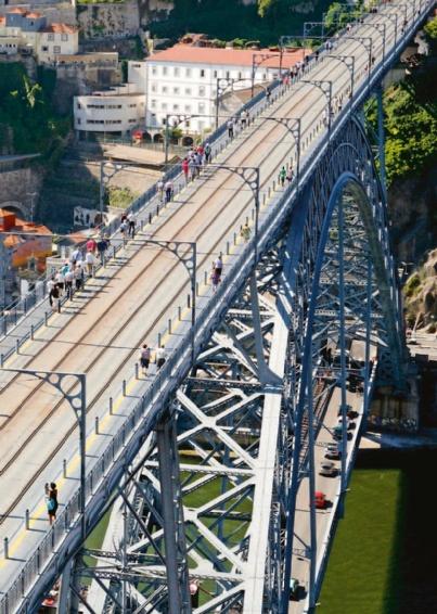 17 Ponte D. Luís I destaques Arco da ponte Enquadramento da ponte Saltos para a água no verão dos residentes locais Tabuleiro inferior com vista soberba dica Suba ao tabuleiro superior do lado de V.