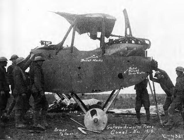 1. Homens da infantaria americana perto de Cunel, França, examinam os destroços de um avião alemão A.E.G. J I.